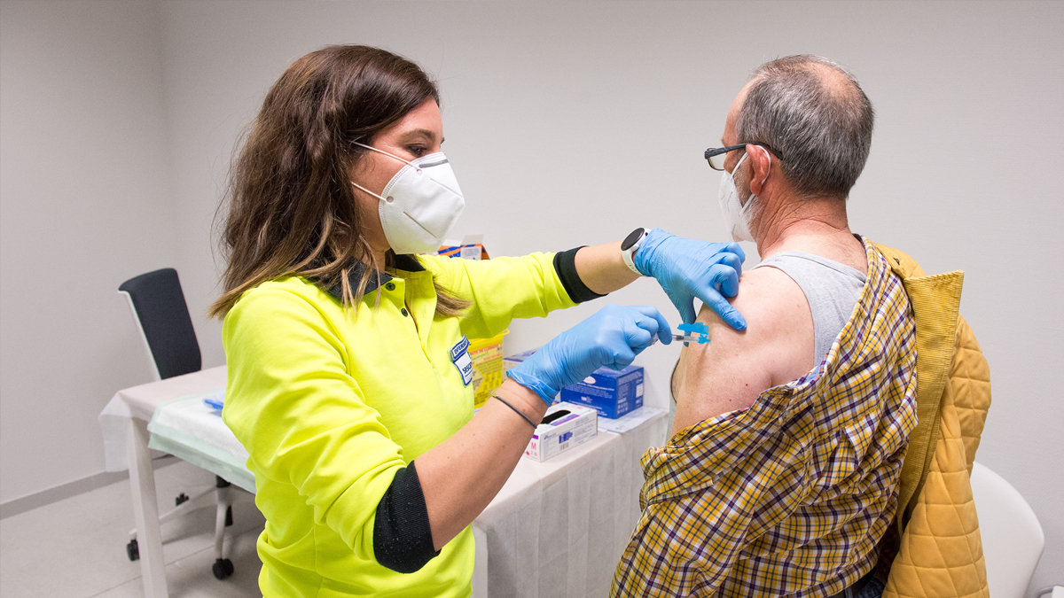 Sanitaria del Servicio de Salud de Castilla-La Mancha (Sescam) inoculando una dosis de la vacuna contra la covid-19. ARCHIVO