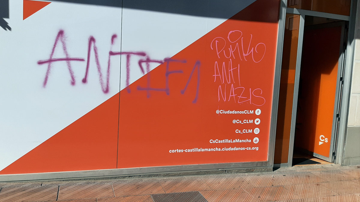 Imagen de la fachada de la sede de Ciudadanos en Cuenca tras las pintadas. PeriódicoCLM