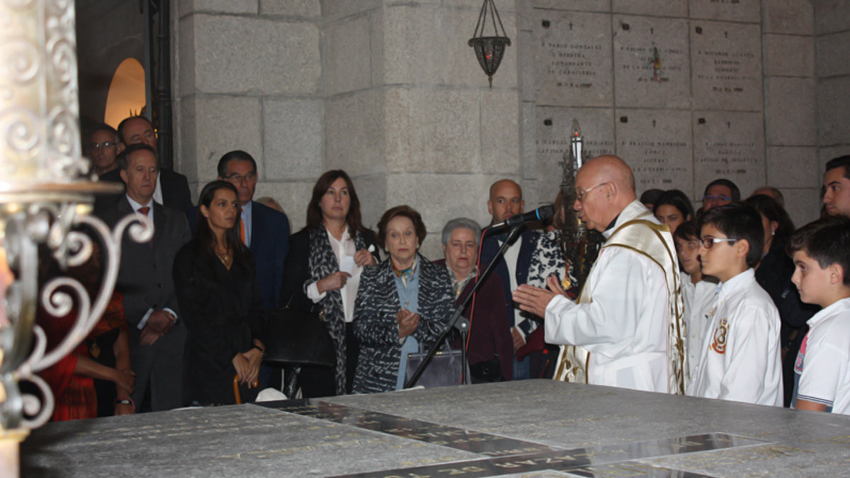 Visita de la familia Franco a la cripta del Alcázar de Toledo en 2013, durante la celebración de una misa en homenaje al general franquista José Moscardó. ARCHIVO