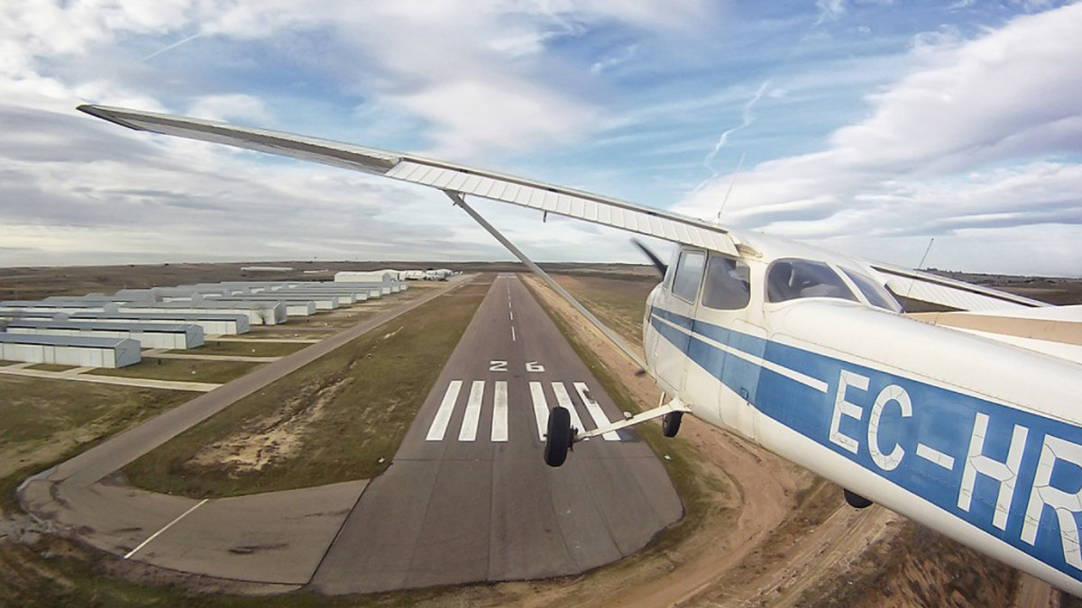 Avioneta aterrizando en el aeródromo de Casarrubios del Monte (Toledo). Foto: Antonio Lorente/ARCHIVO