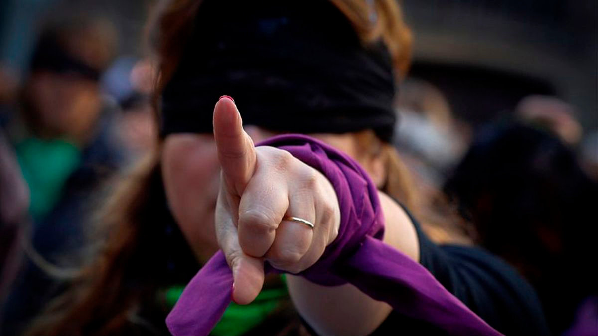 Mujer en una concentración en contra de la violencia machista. Foto: VILLAR LOPEZ / EFE