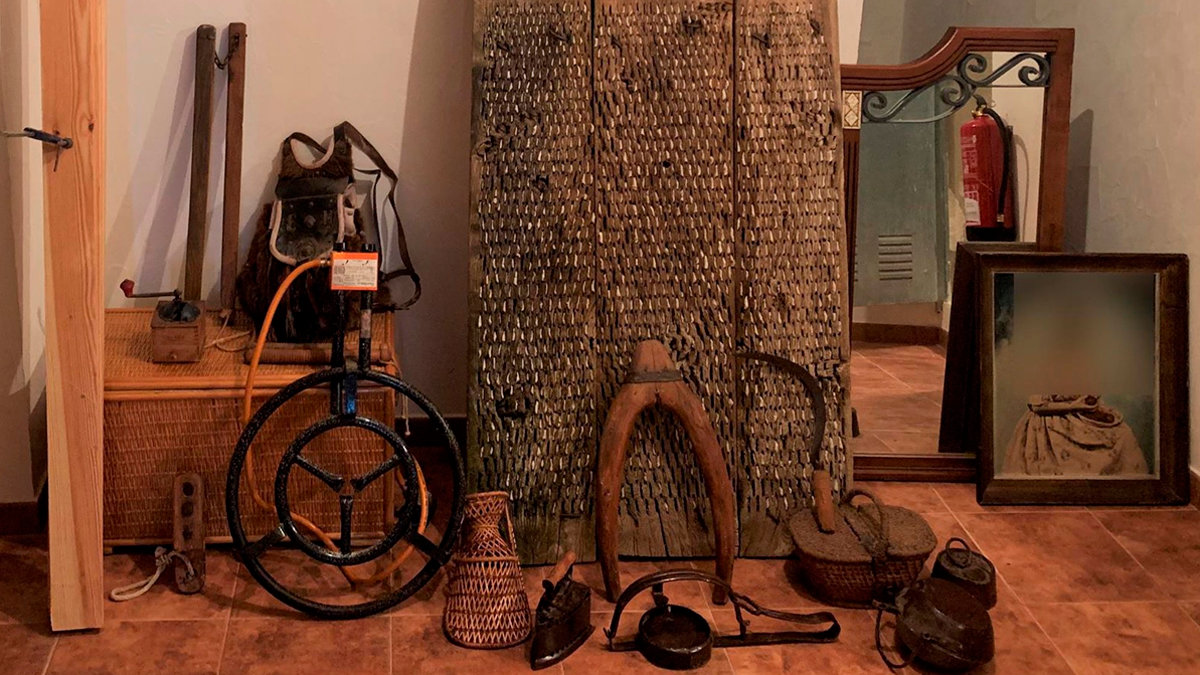 Imagen de los antiguos objetos de labranza robados en Ossa de Montiel (Albacete). Foto: Guardia Civil