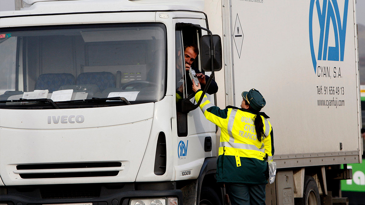 Imagen de archivo de un conductor realizando una prueba de alcoholemia a instancia de una guardia civil de tráfico. Foto: EFE