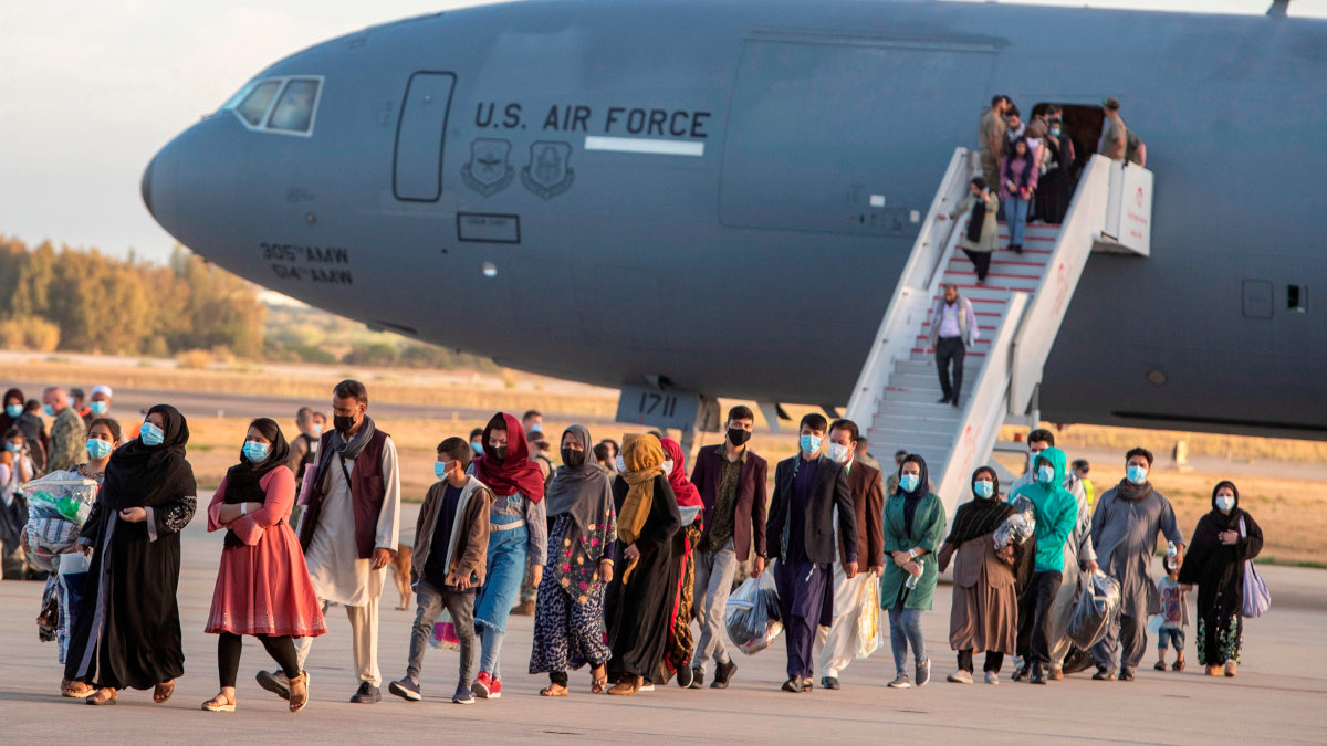 Vuelo estadounidense con 200 evacuados de Afganistán, tras aterrizar en la base naval de Rota (Cádiz). Foto: ROMÁN RÍOS / EFE