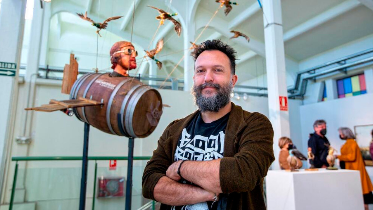 El creador artístico José Luis Serzo expone varias piezas de su obra multidisciplinar en la IV Feria SCULTO de Logroño. Foto: RAQUEL MANZANARES / EFE