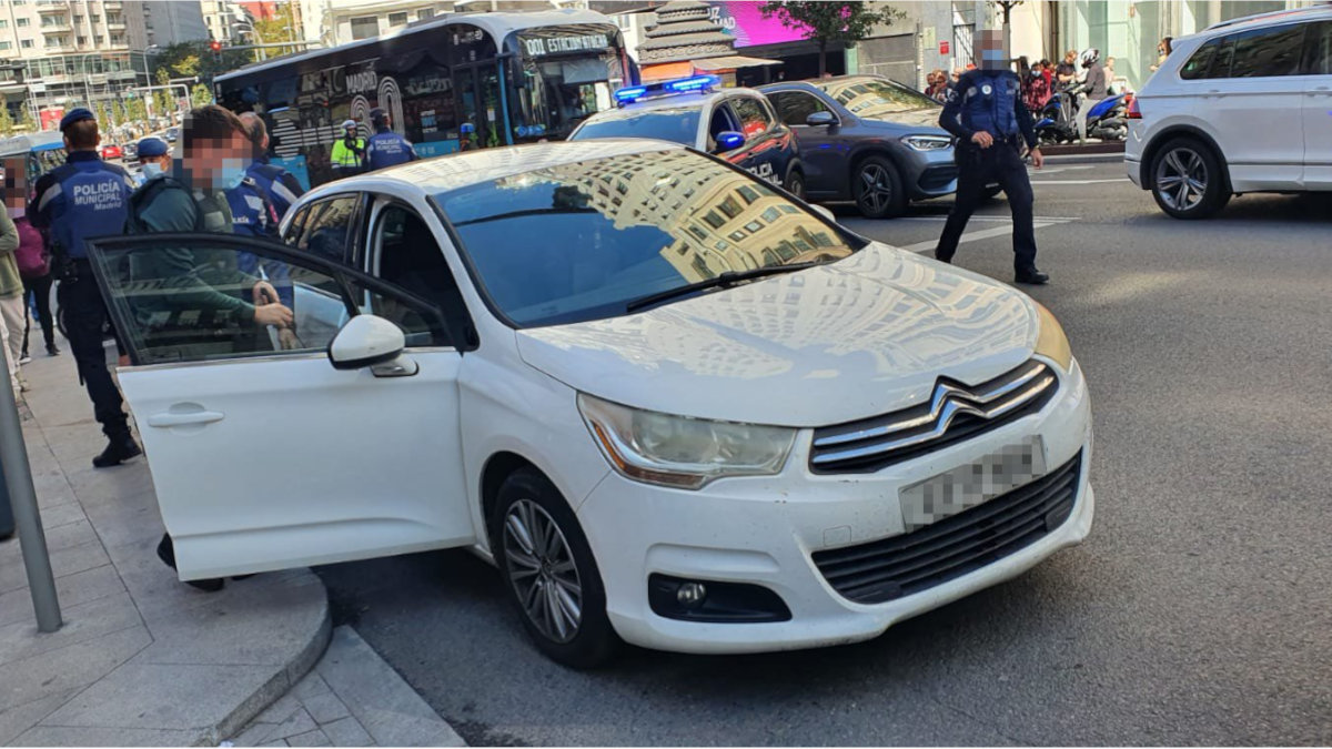 El turismo y su conductor fueron interceptados en la Gran Vía gracias a un amplio despliegue policial. Foto: GUARDIA CIVIL