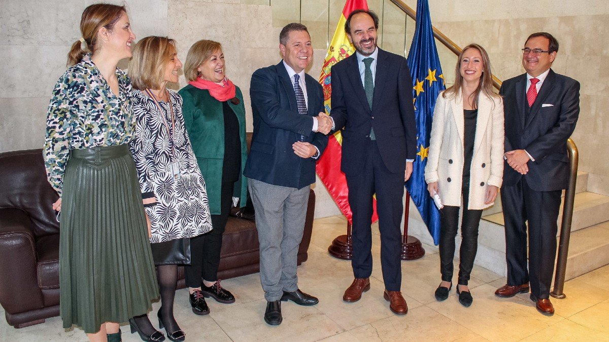 En la reunión con el embajador de España ante la UE García-Page ha estado acompañado por Margarita Sánchez, Virginia Marco y Cristina Maestre. | FOTO: JCCM