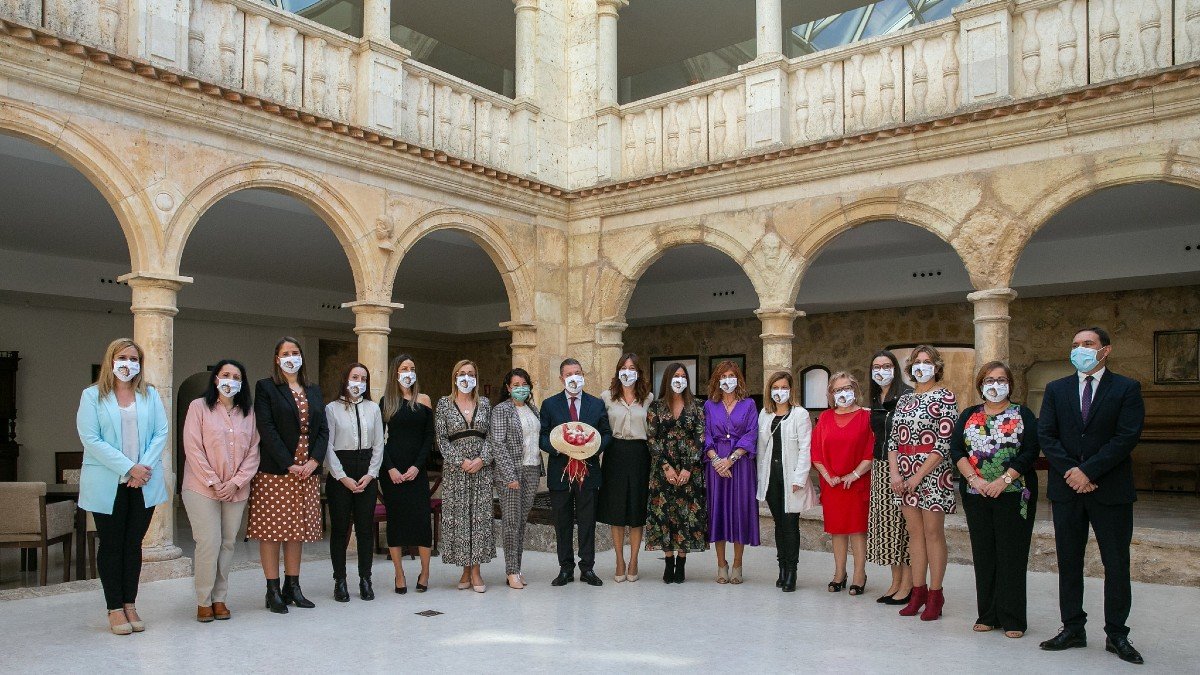 El presidente regional ha mantenido un encuentro con las cinco galardonadas en el Día de la Mujer Rural. | FOTO: JCCM