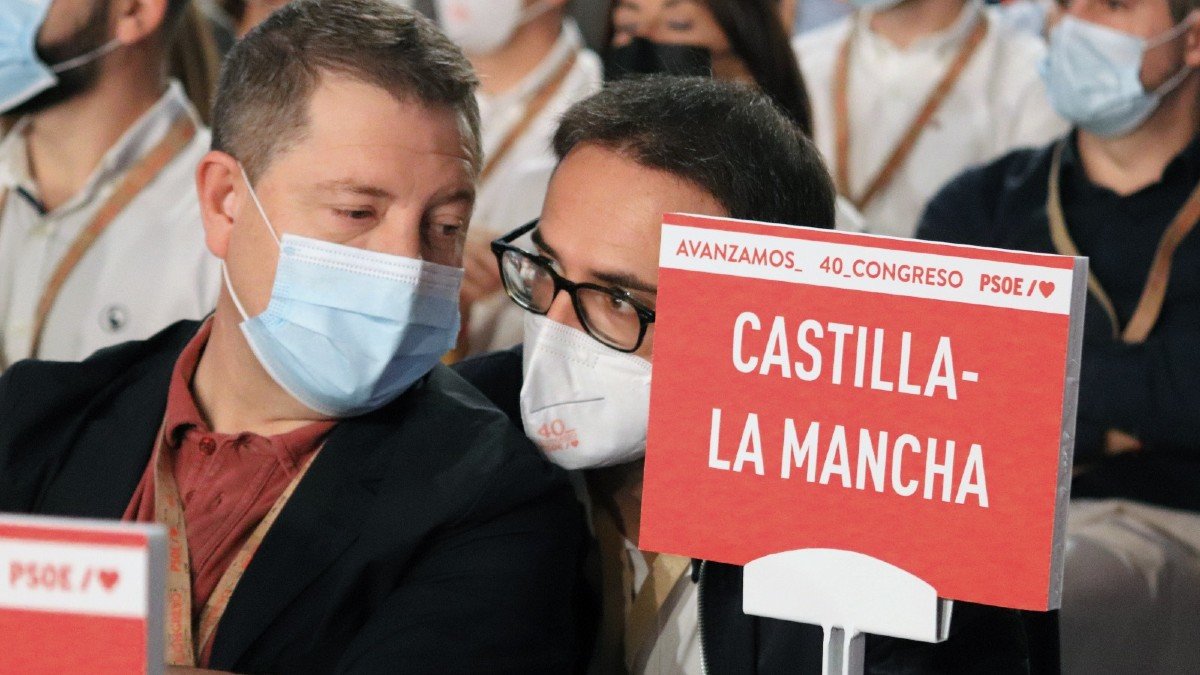 García-Page y Gutiérrez durante la segunda jornada del Congreso Federal del PSOE.