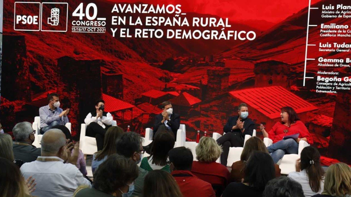 García-Page ha intervenido en una mesa sobre reto demográfico en el 40º Congreso Federal del PSOE.