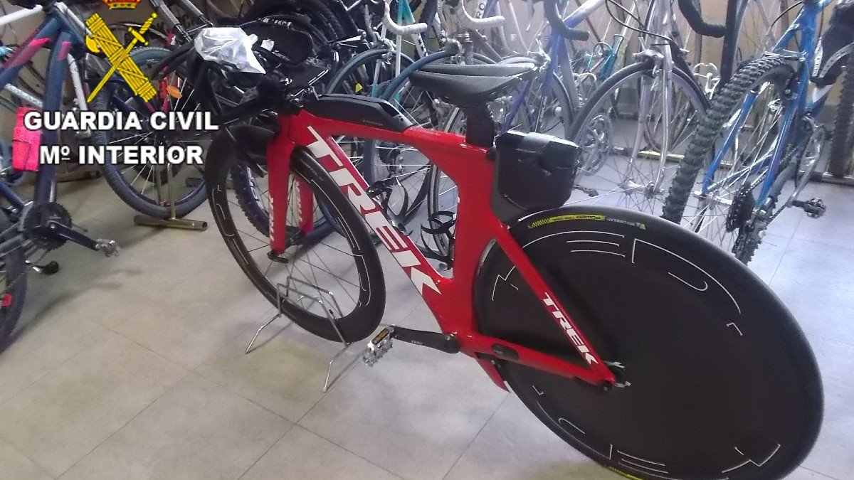 Había sustraído en un aparcamiento en Madrid una bicicleta profesional hace unos meses. | FOTO: GUARDIA CIVIL