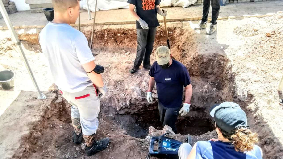 Trabajos de exhumación en una fosa del cementerio de Manzanares. ARCHIVO