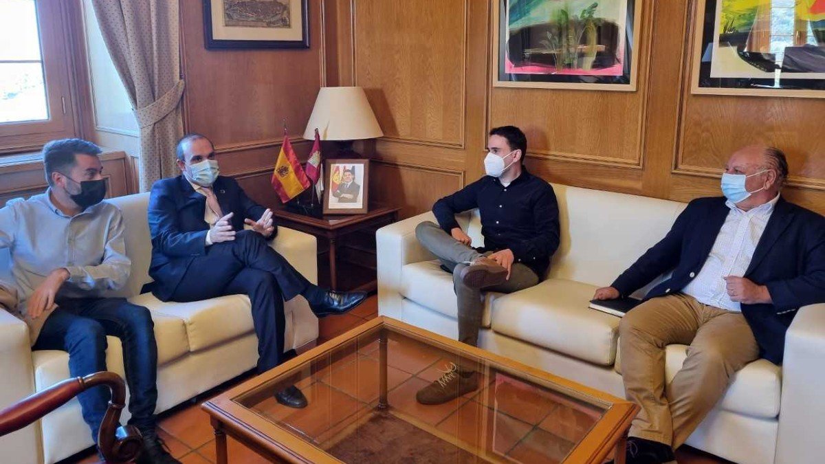 El presidente de las Cortes se ha reunido con los alcaldes de Horche y Cabanillas para abordar el problema de la okupación. | FOTO: CORTES CLM