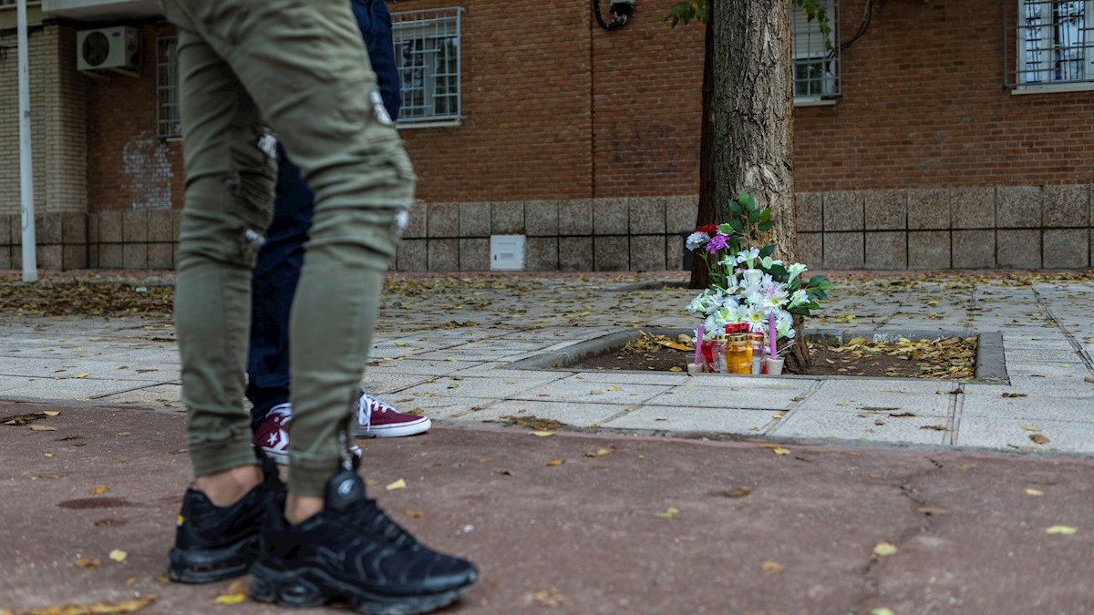 Flores y velas en las cercanías del lugar donde se produjo la muerte del joven toledano. — EFE/Ángeles Visdómine