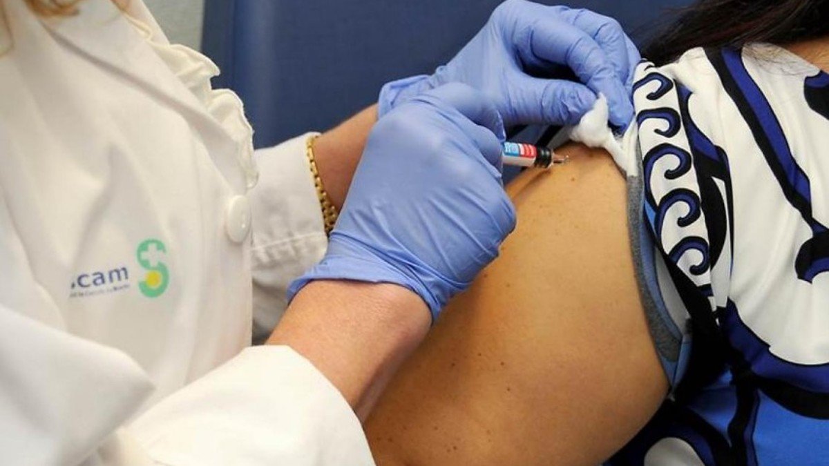 Para esta campaña se han adquirido 750.000 dosis de vacuna contra la gripe en la región. — ARCHIVO
