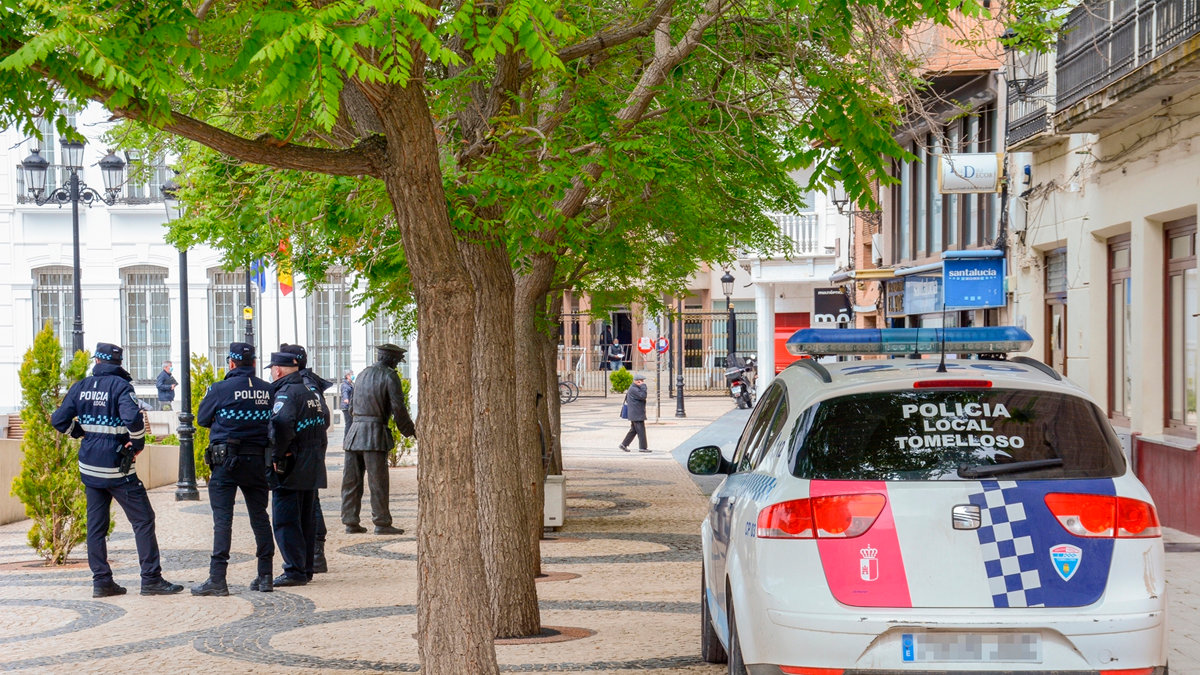 Varios agentes y un vehículo de la Policía Local de Tomelloso en la Plaza de España de esta localidad manchega. —  AYTO. TOMELLOSO