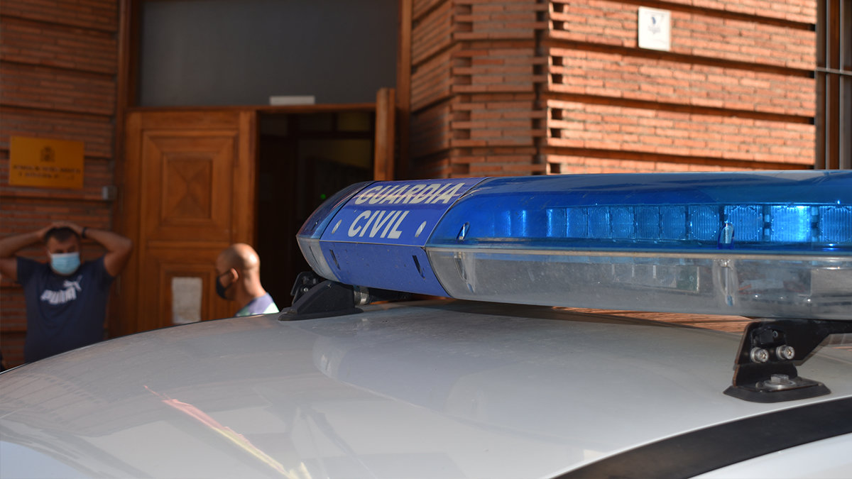 Vehículo de la Guardia Civil frente al Juzgado de Primera Instancia e Instrucción Nº2 de Tomelloso (Ciudad Real). — A. LÓPEZ/PERIÓDICOCLM