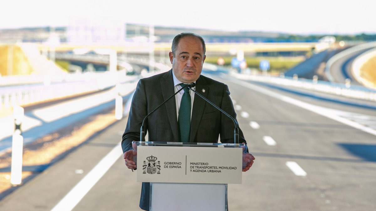 El alcalde de Albacete, Emilio Sáez, este miércoles, durante la inauguración de la vía interurbana. — E. GONZÁLEZ