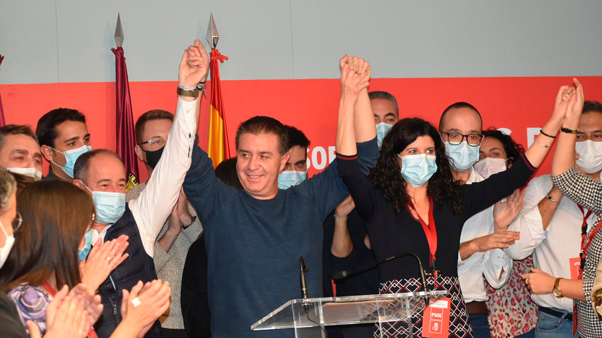 Santiago Cabañero celebrando su reelección como secretario provincial de los socialistas junto al alcalde de Albacete, Emilio Sáez. — PSOE DE ALBACETE