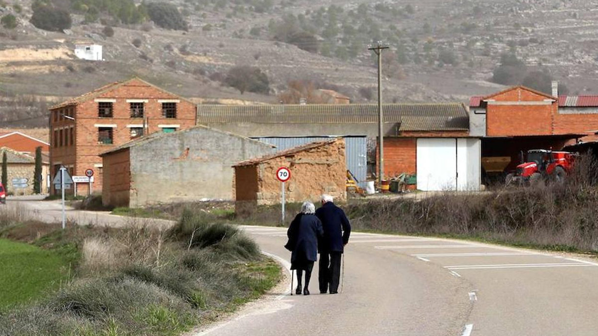 Una pareja de ancianos pasea por una carretera de la España vaciada. — ARCHIVO