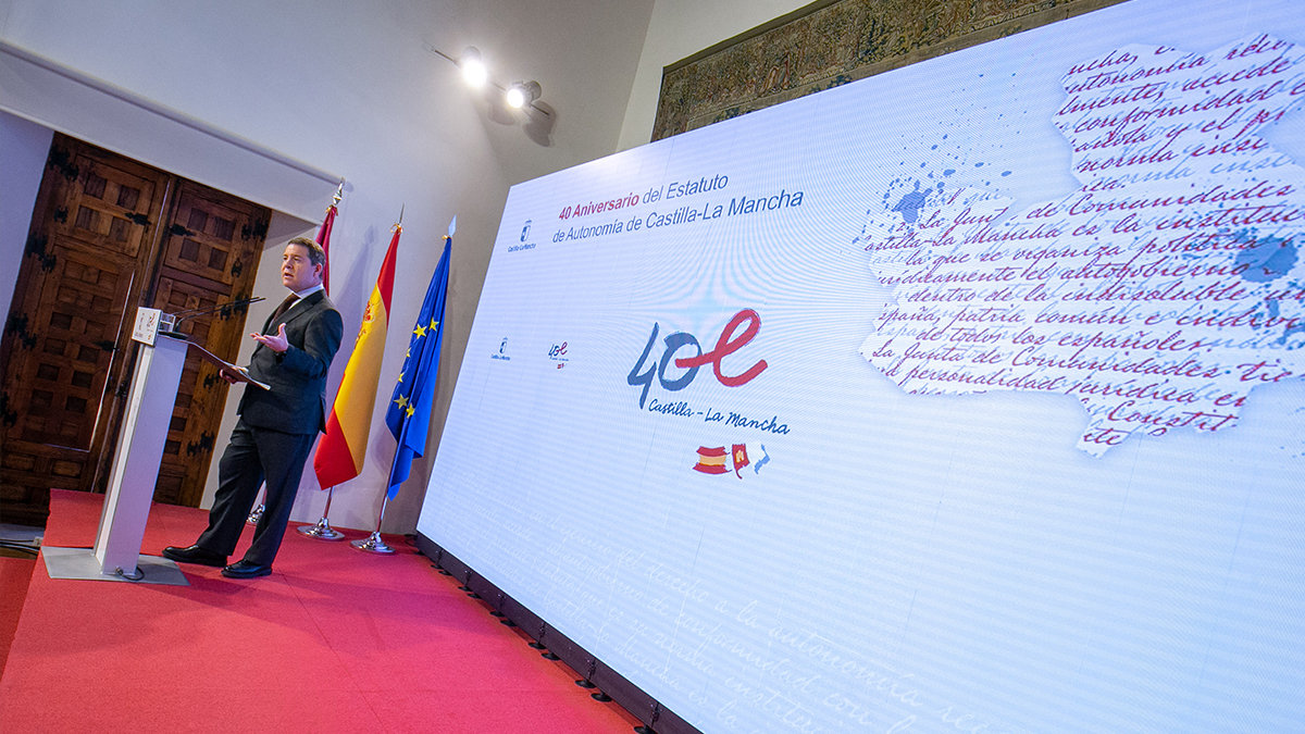 El jefe del Ejecutivo autonómico, Emiliano García-Page, durante la presentación del programa de actos de conmemoración del 40 aniversario del Estatuto de Autonomía de Castilla-La Mancha. — A. PÉREZ
