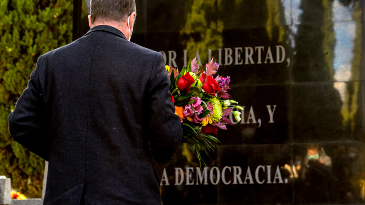 El alcalde de Guadalajara, Alberto Rojo, depositando una ofrenda floral frente al monumento. — AYTO. GUADALAJARA