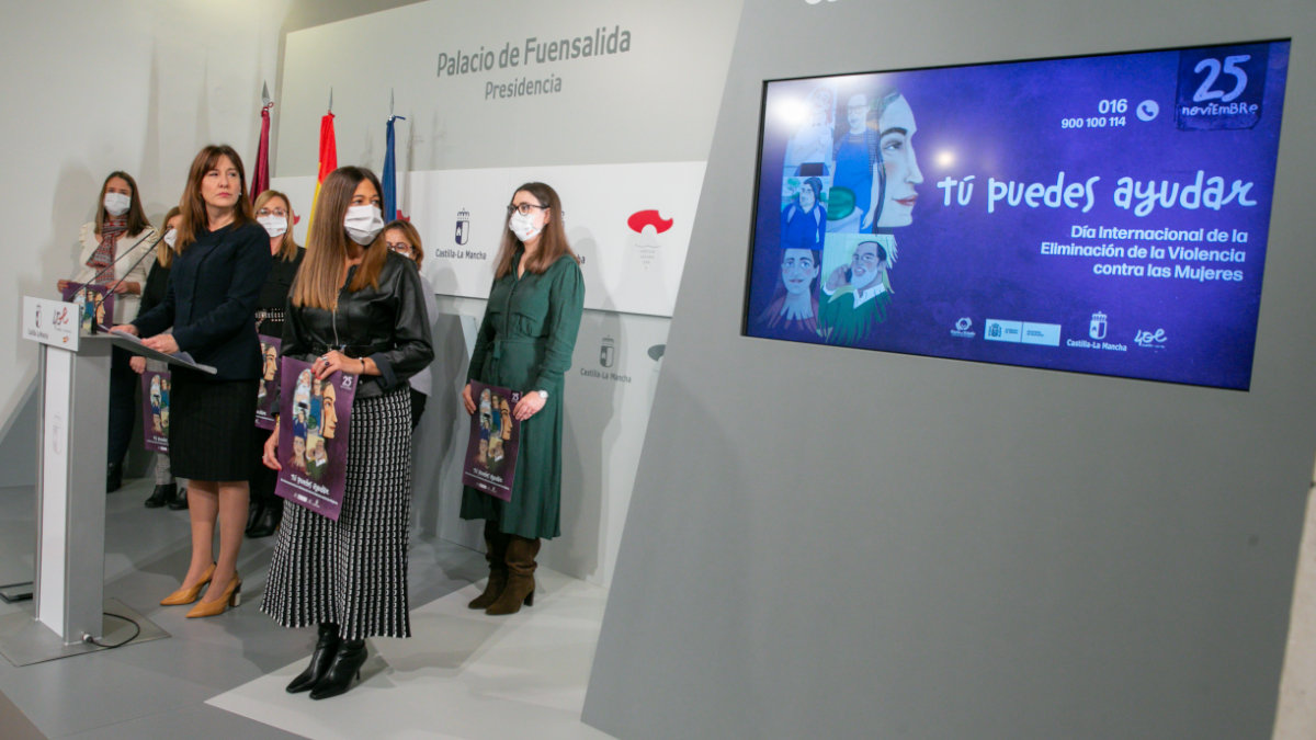 La consejera de Igualdad, Blanca Fernández, presentando la campaña institucional de la Junta con motivo del 25N.— A. PÉREZ HERRERA