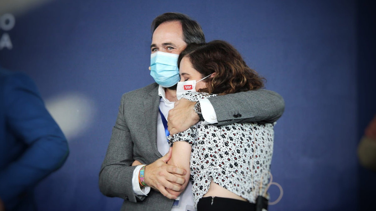 El líder de los populares en la región, Paco Núñez, abrazando a la presidenta de la Comunidad de Madrid, Isabel Díaz Ayuso, durante el XV Congreso del partido, celebrado este fin de semana en Puertollano.— PP CASTILLA-LA MANCHA
