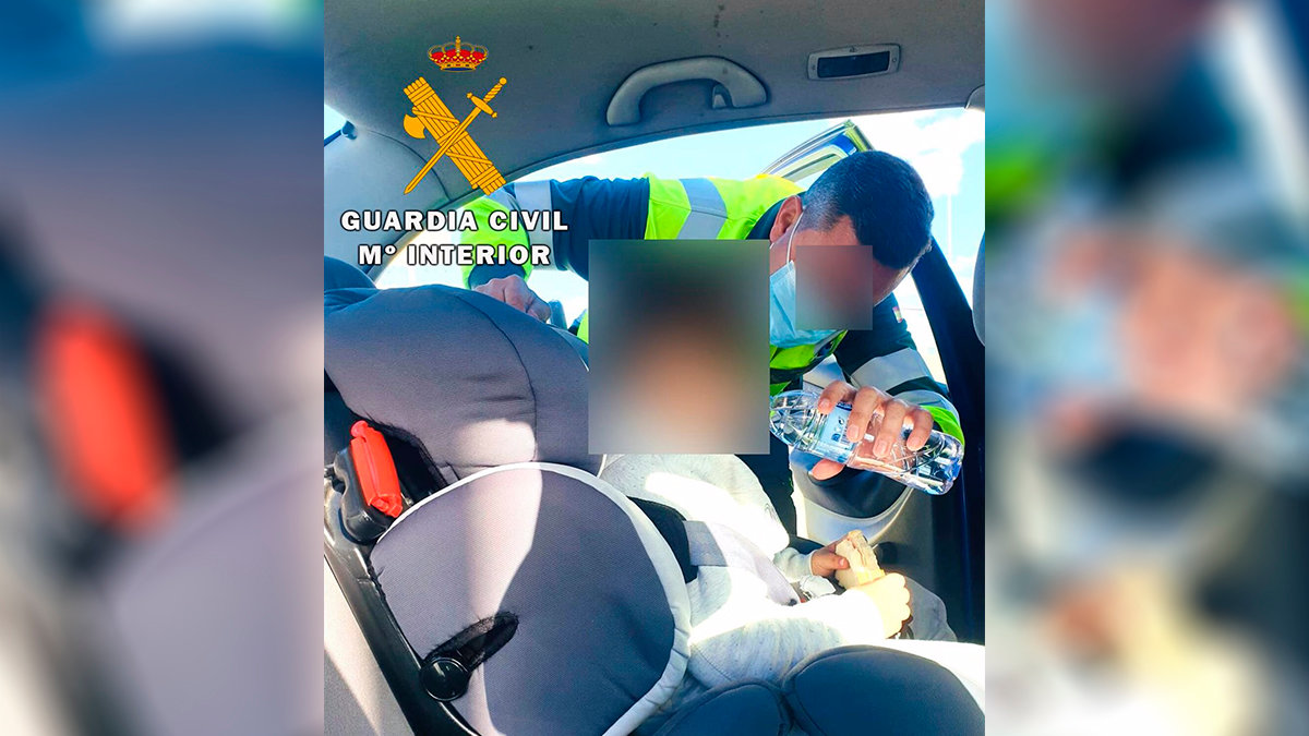 Agente dando de comer al hijo del conductor detenido.— GUARDIA CIVIL ALBACETE