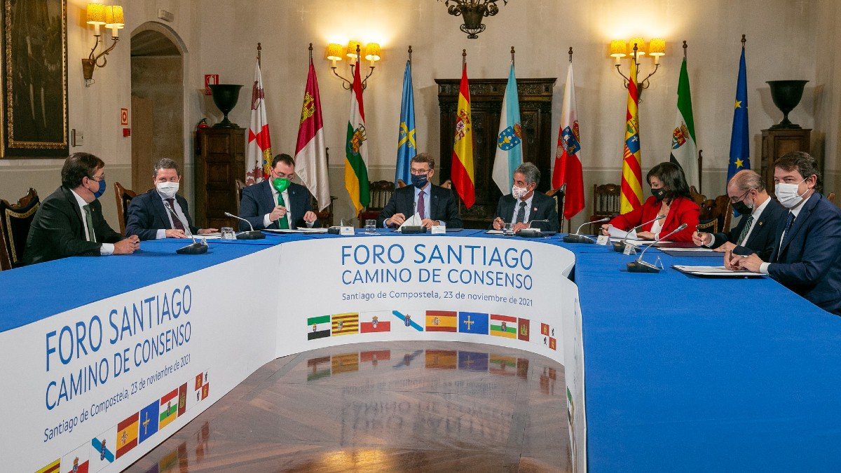 Ocho presidentes autonómicos se han dado cita este martes en Santiago para plantear una posición común sobre financiación autonómica. | JCCM