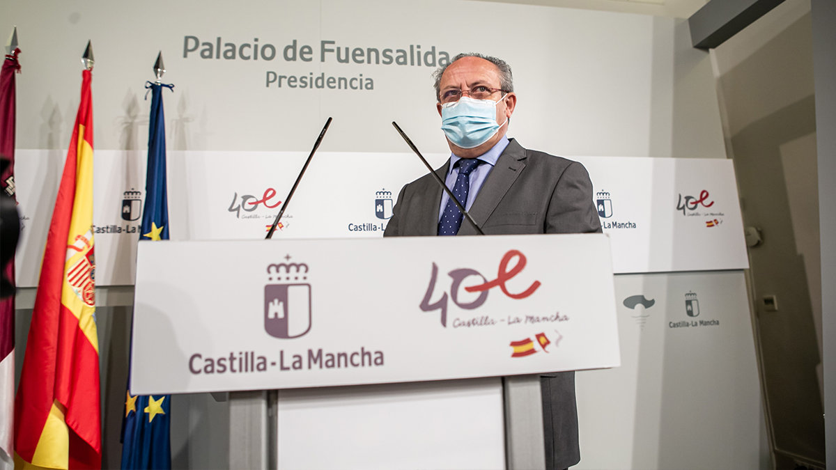 El consejero de Hacienda, Alfonso Ruiz Molina, este miércoles, informando sobre los acuerdos del Consejo de Gobierno relacionados con su departamento. — E. GONZÁLEZ
