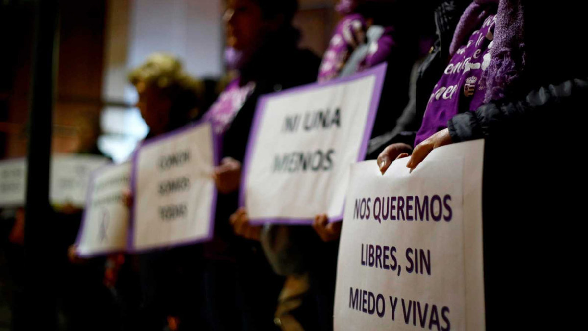 Varias mujeres portan carteles contra la violencia de género durante una concentración contra el machismo. — EFE