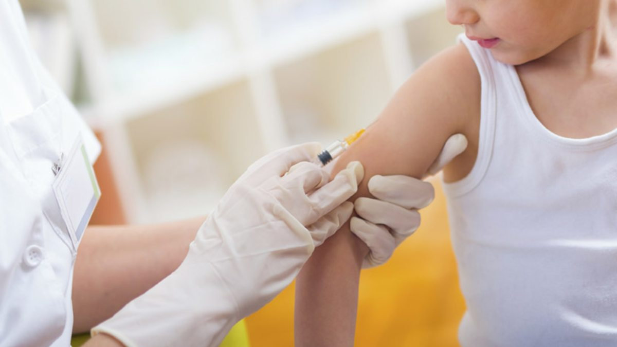 Imagen de un menor siendo vacunado. — ARCHIVO
