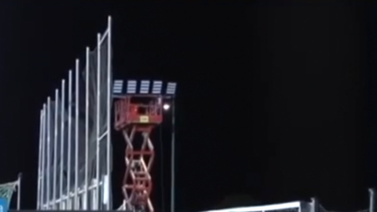 Los dos operarios se encontraban sobre una torreta en el campo de fútbol 'La Solana' de Marchamalo. — Foto: CMM