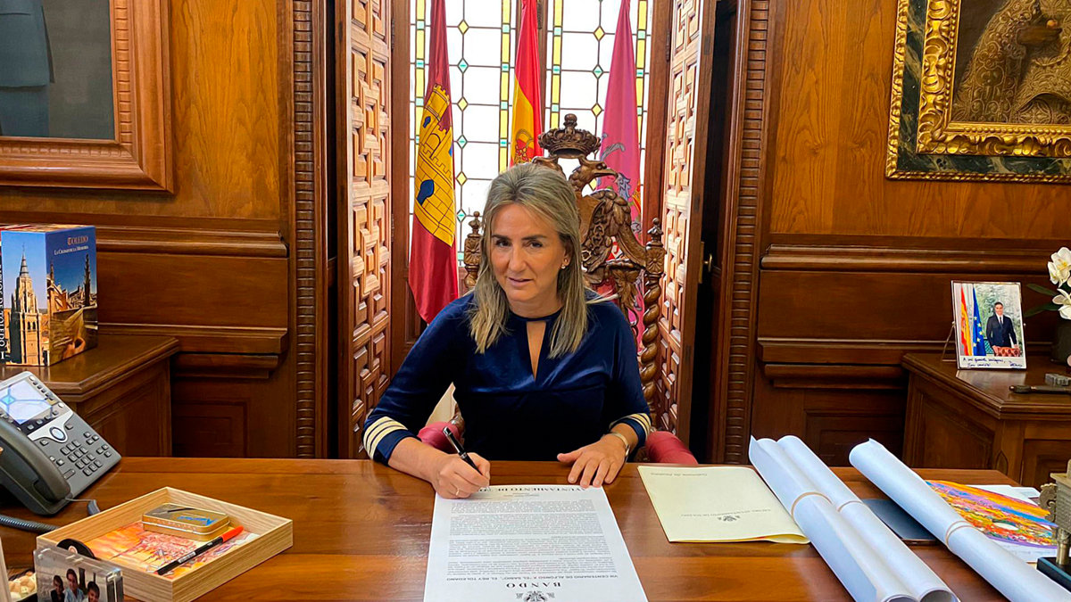 La alcaldesa de Toledo, Milagros Tolón, firmando un bando municipal en su despacho. — AYTO. TOLEDO