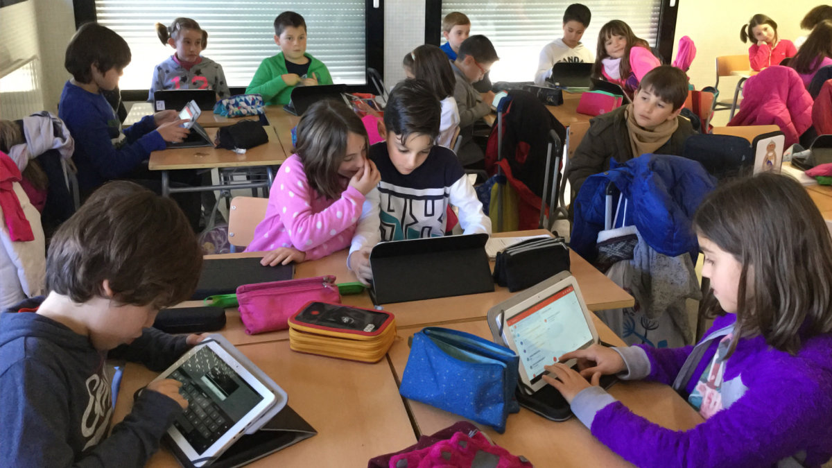 Alumnos del colegio público Don Quijote, de Ciudad Real, utilizando tablets durante sus clases. — ARCHIVO