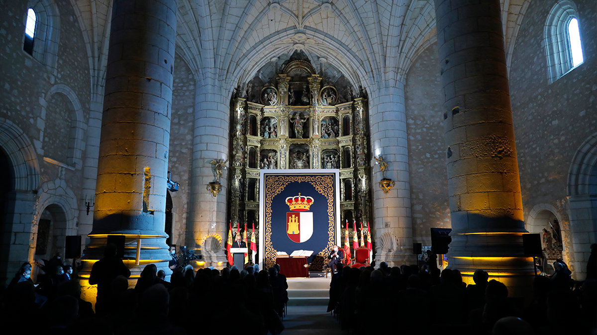 Acto institucional celebrado este viernes en la iglesia de Santa María de Alarcón (Cuenca) para conmemorar la autonomía de Castilla-La Mancha. — E. GONZÁLEZ