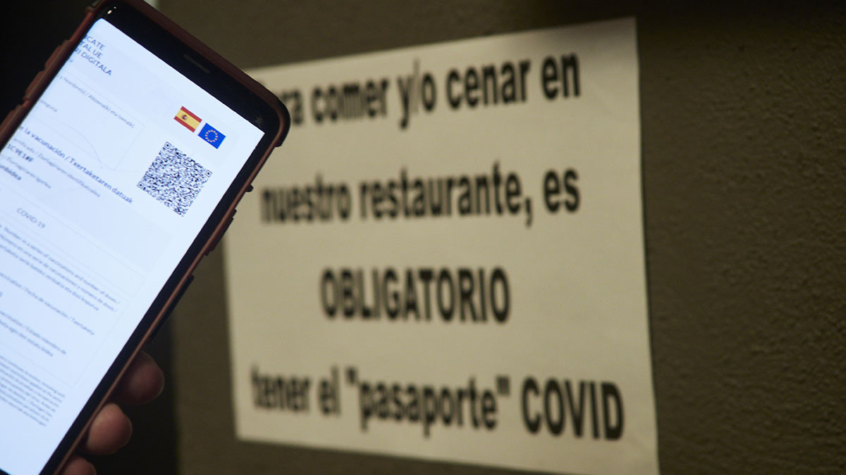 Cartel sobre la obligación de usar el pasaporte covid para acceder a un restaurante. — EFE/ARCHIVO