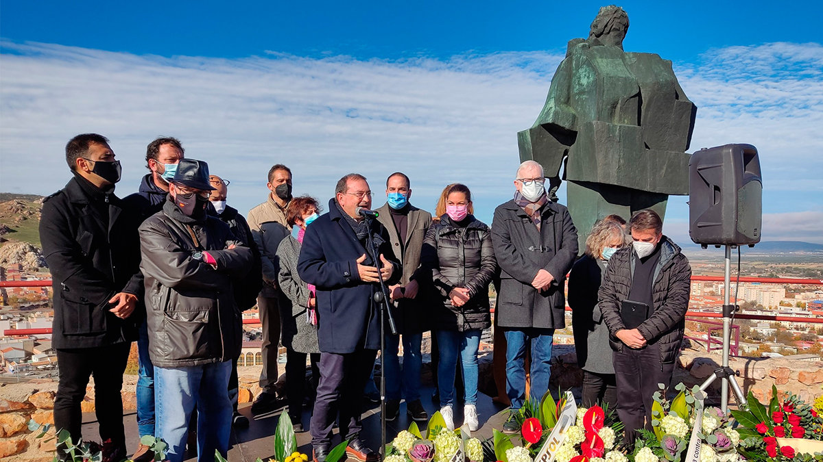 El alcalde Adolfo Muñiz este sábado, durante el homenaje en el Monumento al Minero. — AYTO. PUERTOLLANO