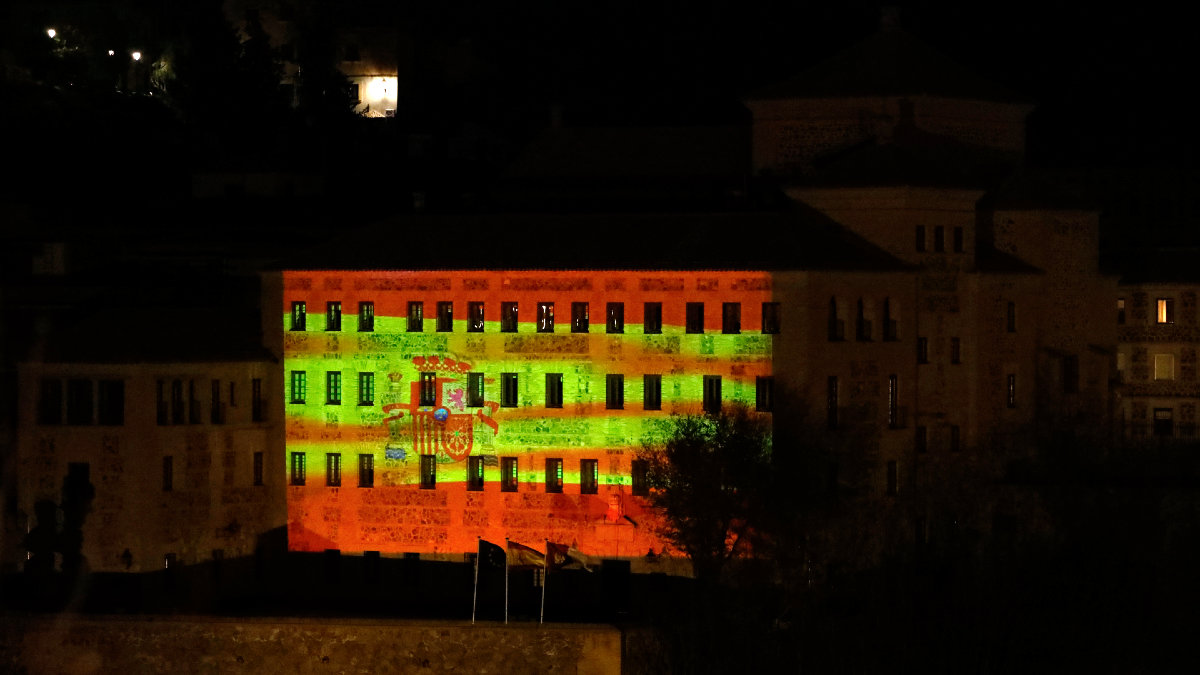 La fachada de las Cortes se iluminará la tarde-noche de los días 6, 7 y 8 de diciembre.