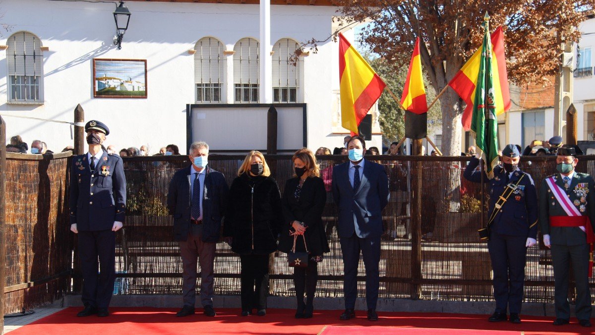 El presidente del PP regional, Paco Núñez, ha asistido a la jura de bandera celebrada en El Romeral con motivo del Día de la Constitución.