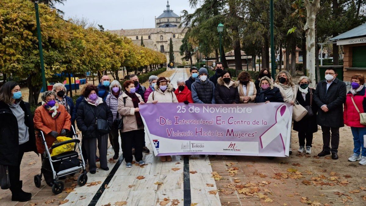 Miembros del Consejo Local de la Mujer de Toledo se han concentrado en el parque de La Vega.