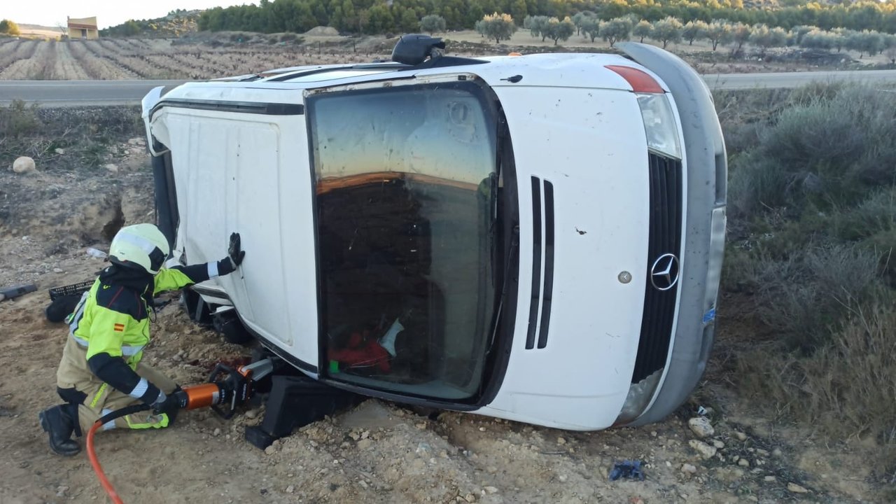 Cinco de los ocho ocupantes de la furgoneta han tenido que ser trasladados al hospital. | F. OVIDIO