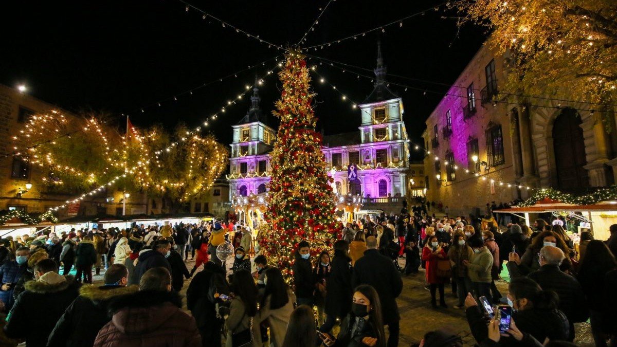 La plaza del Ayuntamiento de Toledo se ha vuelto a llenar de luz y color para estas fiestas.