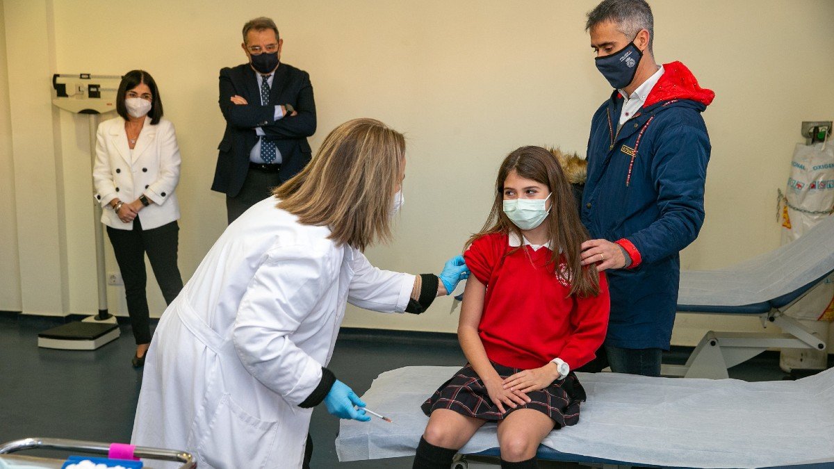 La ministra Carolina Darias ha asistido  en Toledo al inicio de la campaña de vacunación infantil contra la covid. — JCCM