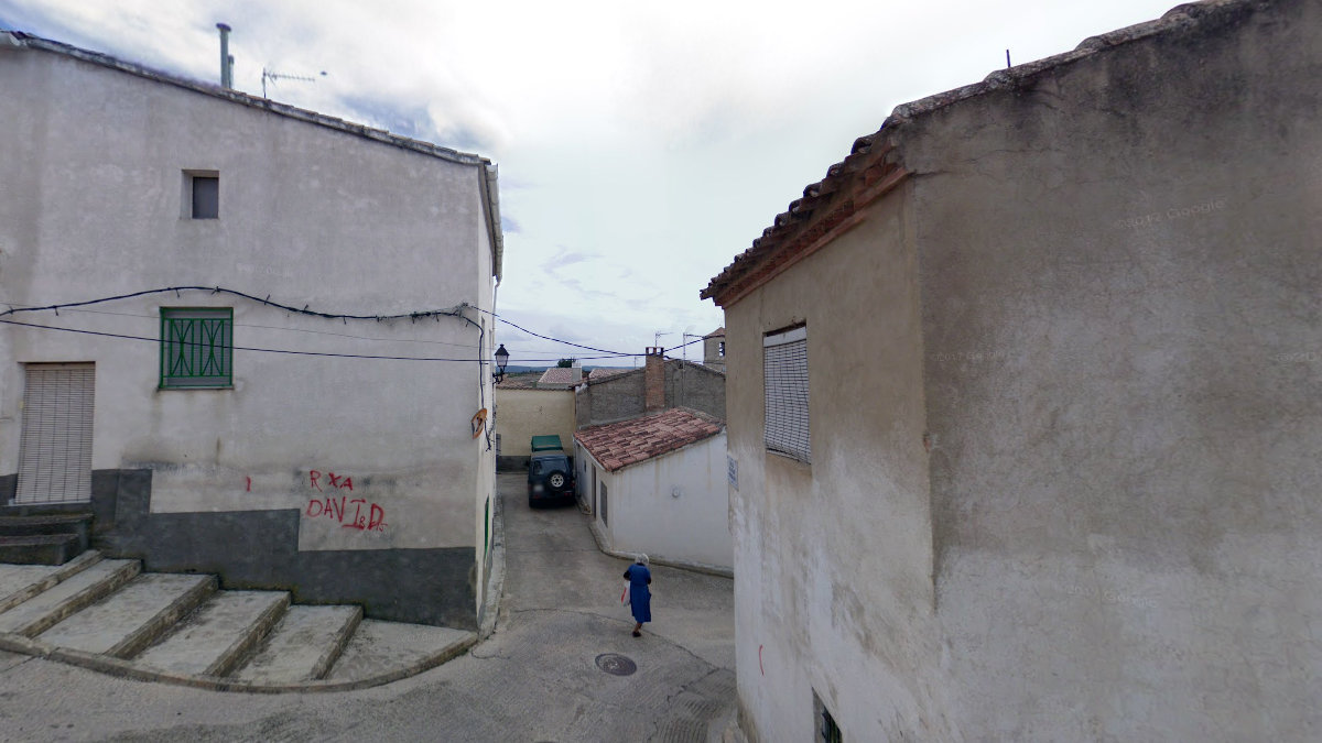 Una persona mayor pasea por las calles de Cardenete, localidad conquense con menos de quinientos habitantes. — GOOGLE MAPS