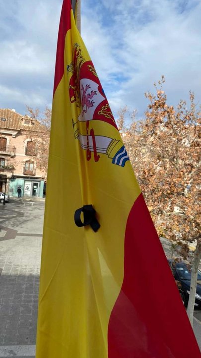 Las banderas de los edificios municipales de Gálvez ondean con crespón negro. — PERIÓDICOCLM