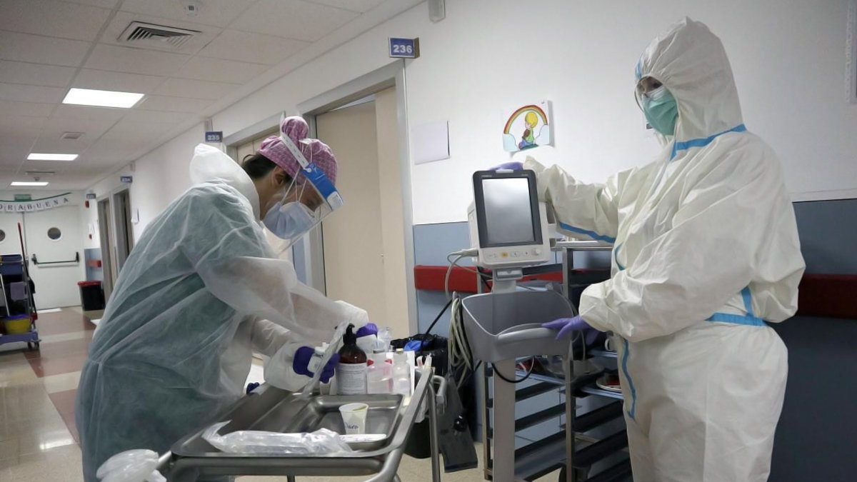 Imagen de dos profesionales del Servicio de Salud de Castilla-La Mancha (Sescam) durante la pandemia. — ARCHIVO