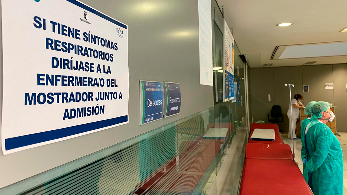 Cartel informativo en el interior del Hospital Universitario de Albacete durante la pandemia. — SESCAM