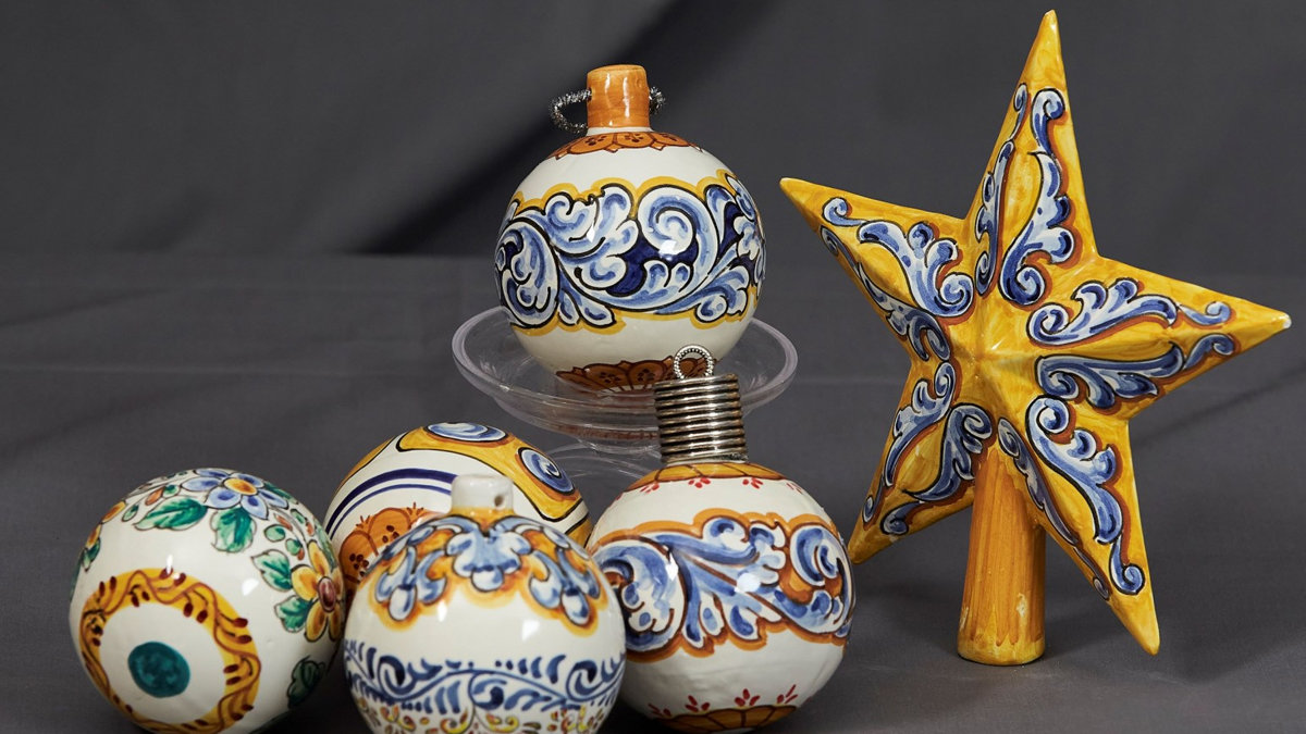 Bolas y estrella Navidad de cerámica de Talavera (Toledo). — ISABEL RUEDA